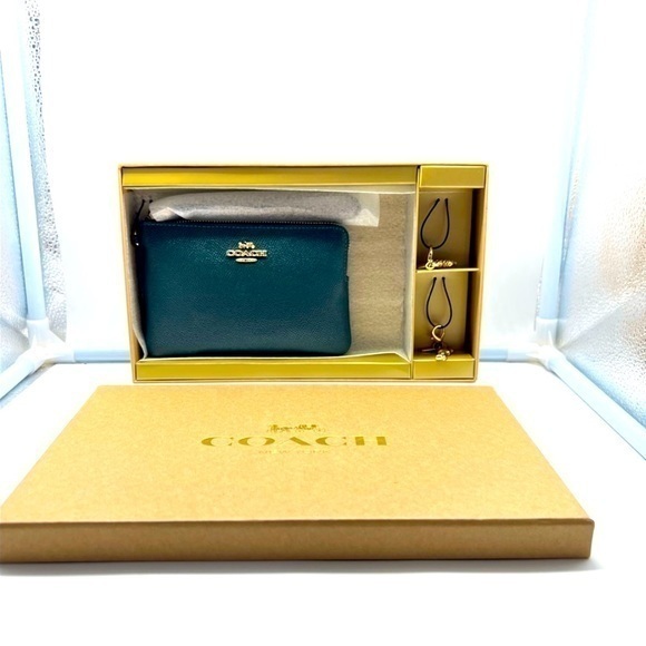 COACH Forrest Green and gold Boxed Corner Zip Wristlet new w/charms - Picture 1 of 16